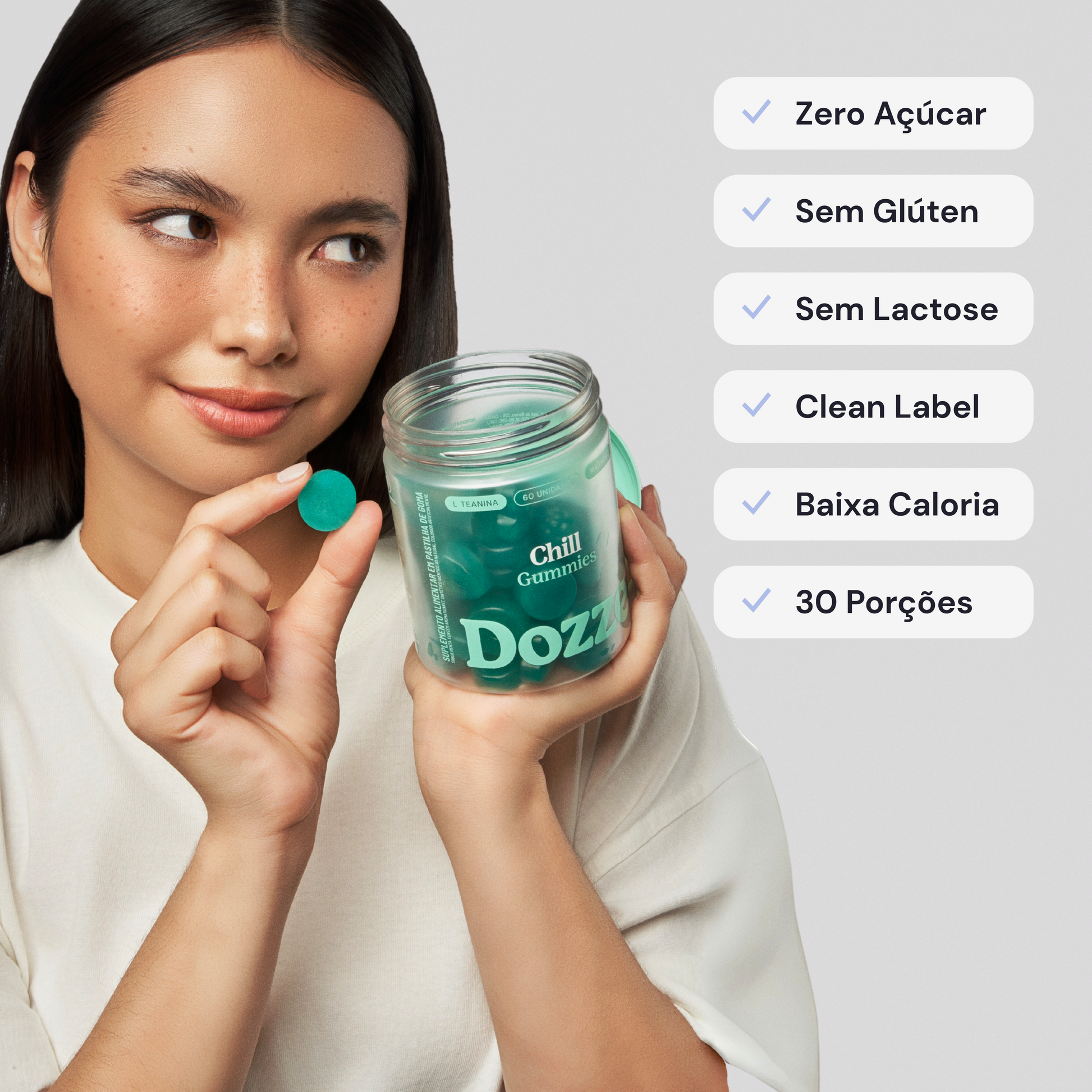 Mulher sorrindo enquanto segura uma goma de Dozze Chill Gummies, suplemento sem açúcar, sem glúten, sem lactose e com clean label