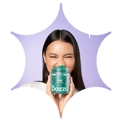 uma modelo segurando o pote das gomas da dozze piscando 