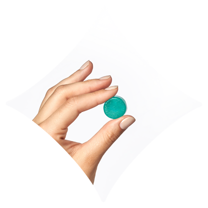 uma mão segurando uma goma individual verde menta da dozze