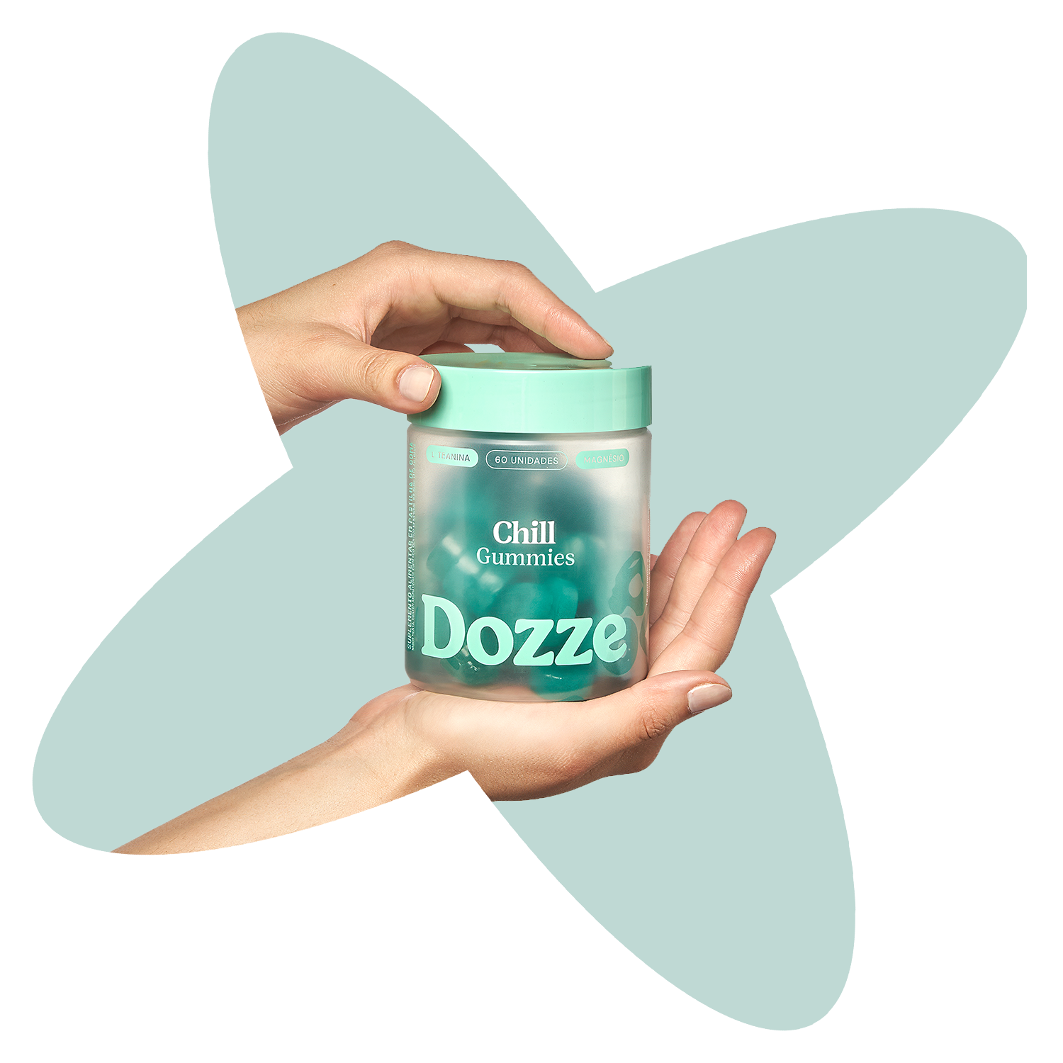 Uma mão segurando a embalagem com as gomas da dozze