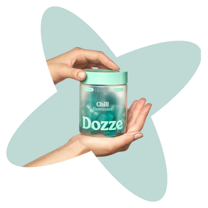 Uma mão segurando a embalagem com as gomas da dozze
